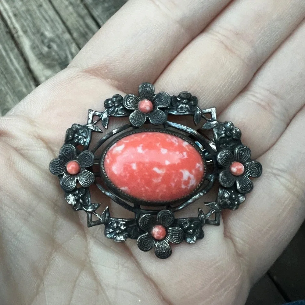 Vintage Floral Pin W/‎ Mottled Coral Colored Glass In The Middle & Around Brooch
